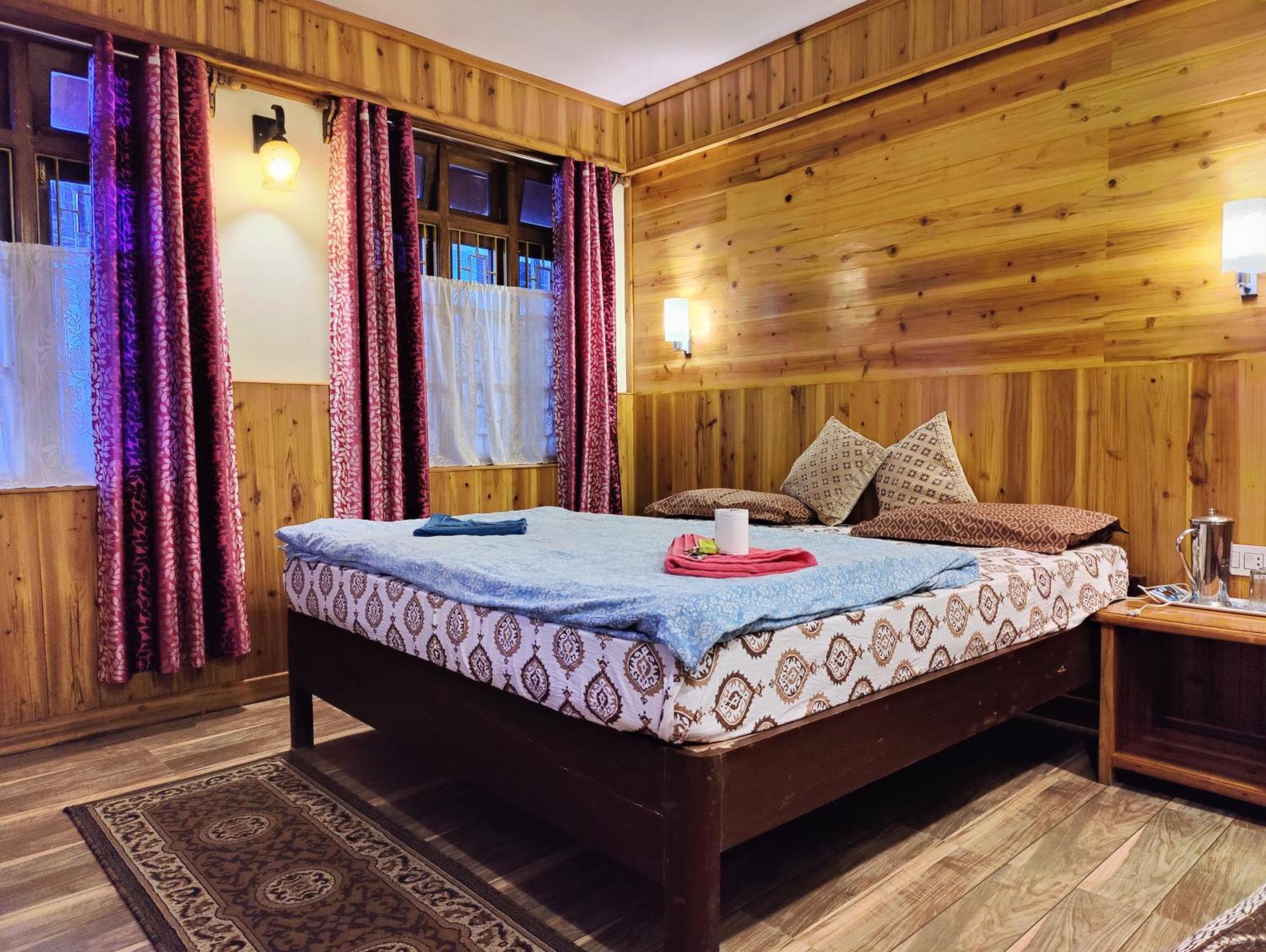 Hotel Golden Orchid Дарджилинг Экстерьер фото