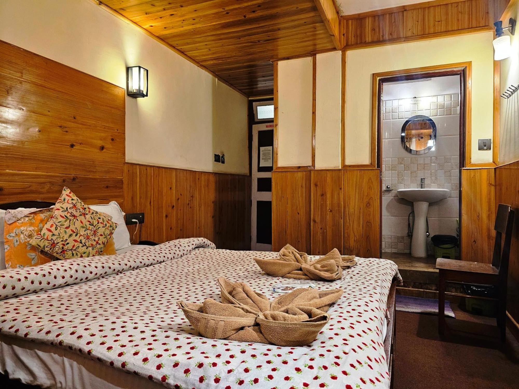 Hotel Golden Orchid Дарджилинг Экстерьер фото